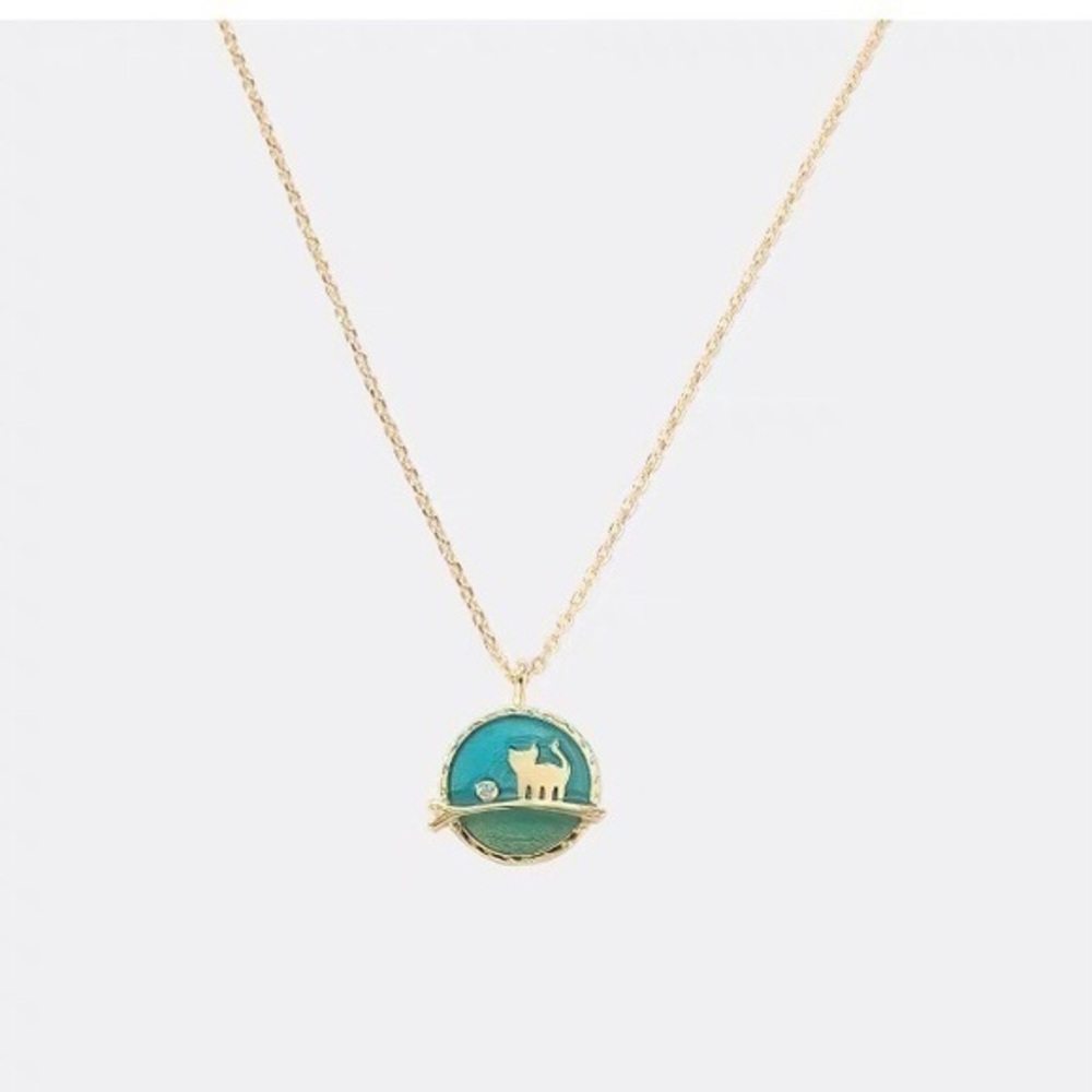 - - Blue sky and green grass ，cat necklace